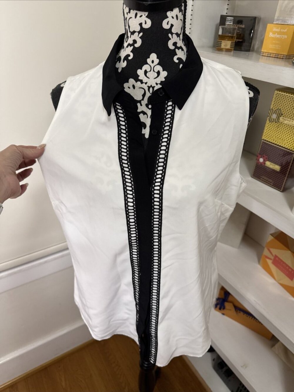 Express Women’s Black White Sleeveless button up blouse, collared  Large Lined